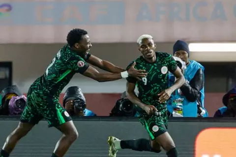 النسور الخضراء تتفوق على قرطاج.. نيجيريا تنجو من ريمونتادا أمام تونس